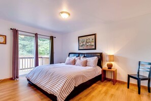 3 bedrooms, iron/ironing board, travel cot, WiFi - Dog-Friendly, Coastal Escape with Private Hot Tub, WiFi, & Deck - Blocks to Park (Seaside)
