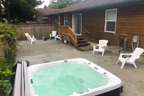Terrace/patio - Dog-Friendly, Coastal Escape with Private Hot Tub, WiFi, & Deck - Blocks to Park (Seaside)