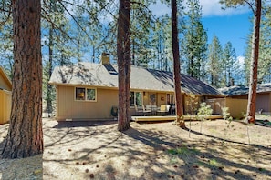 Exterior - Resort home in great Sunriver location with SHARC passes, private hot tub, pools (Sunriver)