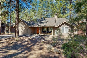 Exterior - Resort home in great Sunriver location with SHARC passes, private hot tub, pools (Sunriver)