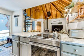 A kitchen with a stainless steel range, a built-in oven, a toaster, and a wooden ceiling. - Dog-friendly home with private hot tub, fast WiFi, gas fireplace & SHARC passes (Sunriver)