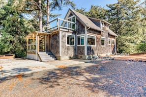 Exterior - Dog-friendly house near the beach with ocean view and private gas grill (Florence)