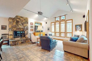 TV, DVD player - Lovely and spacious family-friendly home with SHARC passes & private hot tub (Sunriver)