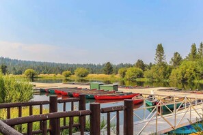 Marina - Lovely and spacious family-friendly home with SHARC passes & private hot tub (Sunriver)