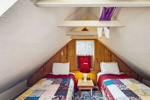 2 bedrooms, iron/ironing board, WiFi