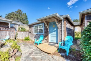Terrace/patio - Dog-Friendly Beach Cottage with Free WiFi - a Block from Beach (Cannon Beach)