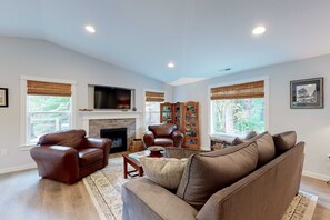 Living area - Brand-new home with hot tub, deck, fast WiFi, central AC, & great location (Manzanita)