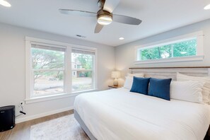 Room - Brand-new home with hot tub, deck, fast WiFi, central AC, & great location (Manzanita)