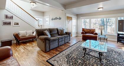 Beautiful historic family home on a Cherry Orchard, with patio, grill, and WiFi