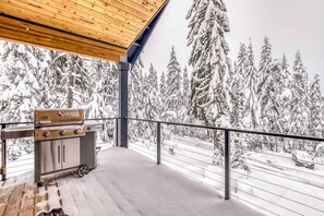 Property grounds - Beautiful, Modern Alpine Home - Private Hot Tub, Gas Fireplaces, Walk to Dining (Government Camp)