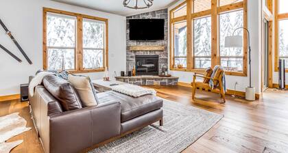 Beautiful, Modern Alpine Home - Private Hot Tub, Gas Fireplaces, Walk to Dining