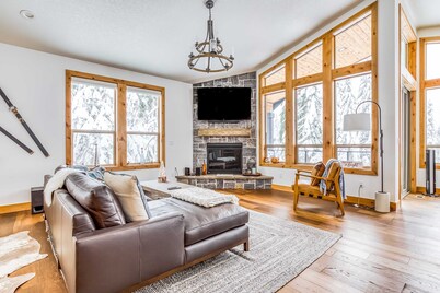 Beautiful, Modern Alpine Home - Private Hot Tub, Gas Fireplaces, Walk to Dining