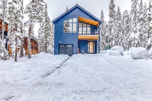 Exterior - Beautiful, Modern Alpine Home - Private Hot Tub, Gas Fireplaces, Walk to Dining (Government Camp)