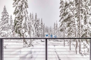 Property grounds - Beautiful, Modern Alpine Home - Private Hot Tub, Gas Fireplaces, Walk to Dining (Government Camp)