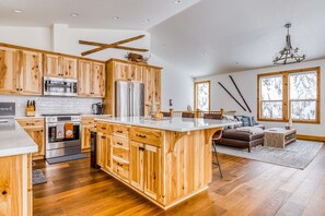 Fridge, microwave, oven, stovetop - Beautiful, Modern Alpine Home - Private Hot Tub, Gas Fireplaces, Walk to Dining (Government Camp)