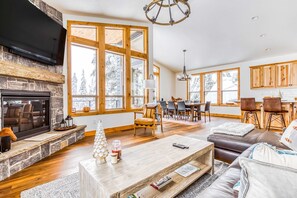 TV, fireplace, DVD player, offices - Beautiful, Modern Alpine Home - Private Hot Tub, Gas Fireplaces, Walk to Dining (Government Camp)