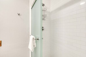 Dusche, Haartrockner, Handtücher