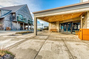 Exterior - Single-level, dog-friendly home w/ private fenced-in yard & easy beach access (Bandon)