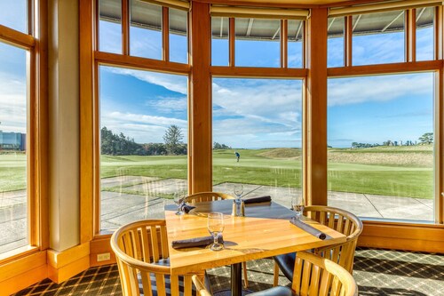 Single-level, dog-friendly home w/ private fenced-in yard & easy beach access