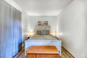 2 bedrooms, desk, WiFi, bed sheets - Single-level, dog-friendly home w/ private fenced-in yard & easy beach access (Bandon)