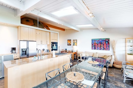 Interior. Sunny Oceanfront Condo with Great Views & Amazing Beach Access