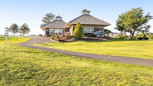 Una casa de dos pisos con un letrero que dice 'Welcome to the Highlands Golf Club'.