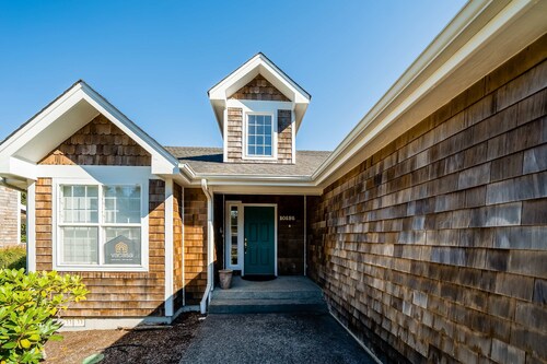 Dog friendly house withspacious deck, gas grill, near Manzanita and the ocean