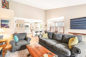 TV, fireplace, offices - Dog friendly house withspacious deck, gas grill, near Manzanita and the ocean (Manzanita)