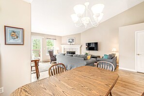 TV, fireplace, offices - Dog friendly house withspacious deck, gas grill, near Manzanita and the ocean (Manzanita)