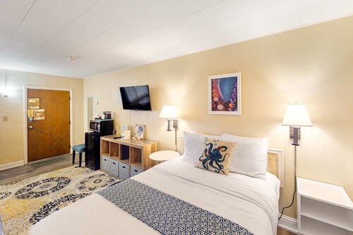 Retro getaway near beach with fast WiFI - walk to downtown shops & eateries