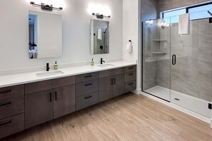 Shower, hair dryer, towels - Spacious new construction home with forest views and resort amenities (Black Butte Ranch)