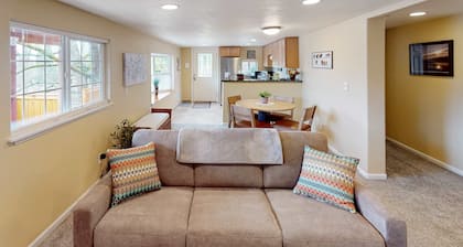 Dog-friendly lower level of duplex w/ enclosed deck, washer/dryer, mountain view