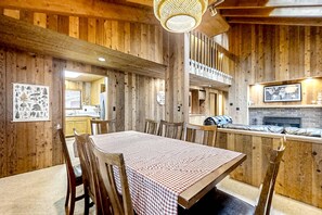 Dining - Spacious PNW retreat with resort amenities, wood fireplace, grill, W/D, & AC (Black Butte Ranch)