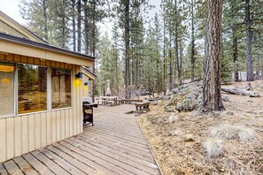 Terrace/patio - Spacious PNW retreat with resort amenities, wood fireplace, grill, W/D, & AC (Black Butte Ranch)