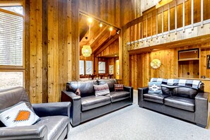 TV, fireplace, offices - Spacious PNW retreat with resort amenities, wood fireplace, grill, W/D, & AC (Black Butte Ranch)