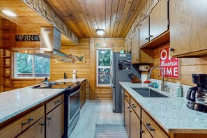 Fridge, microwave, oven, stovetop - Mount Hood getaway with private hot tub & backyard trail access! (Government Camp)