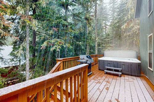 Mount Hood getaway with private hot tub & backyard trail access!