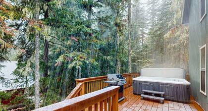 Mount Hood getaway with private hot tub & backyard trail access!