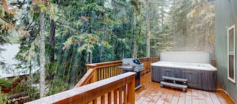 Mount Hood getaway with private hot tub & backyard trail access!