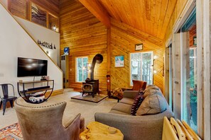 TV, DVD player, table football, offices - Mount Hood getaway with private hot tub & backyard trail access! (Government Camp)