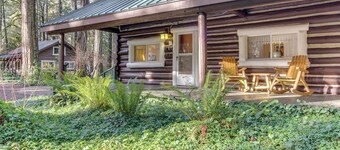 Restored log cabin with classic porch - near river, trails, hot springs, & more