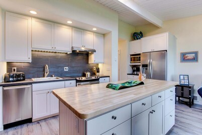 Oceanfront getaway close to Gearhart Golf Links , no pets