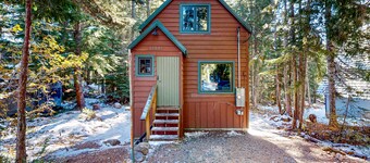 Tranquil & historic cabin with fireplace & deck views - near skiing