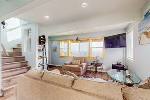 TV, DVD player, offices - Adorable, nautical-themed home with a private hot tub & ocean views (Port Orford)