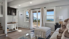 Living area - Newly Remodeled Ocean View Retreat, Balcony and BBQ (Port Orford)