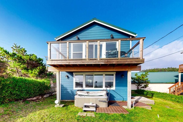 Terrace/patio - Adorable, nautical-themed home with a private hot tub & ocean views (Port Orford)