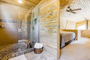 Shower, towels - Delightful cabin with lofted layout, hot tub, modern kitchen, WiFi & shared pool (Sisters)