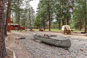 Property grounds - Delightful cabin with lofted layout, hot tub, modern kitchen, WiFi & shared pool (Sisters)