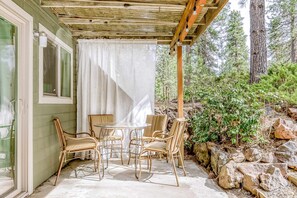 Outdoor dining - Delightful cabin with lofted layout, hot tub, modern kitchen, WiFi & shared pool (Sisters)