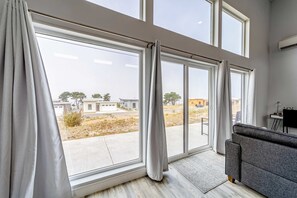 TV, fireplace, offices - Modern & stylish getaway with fireplace, WiFi, AC, & W/D - walk to beach (Gold Beach)